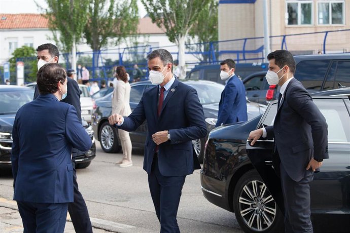 El presidente del Gobierno, Pedro Sánchez (c), saluda a su llegada a la inauguración de la IV Feria Nacional para la Repoblación de la España Rural Presura*20, a 28 de mayo de 2021, en El Hueco, Soria, Castilla y León, (España). Bajo el título 'Ruraliza