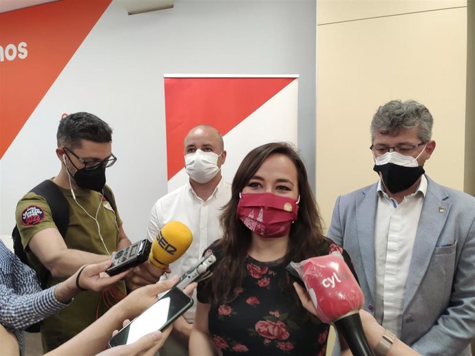 Gemma Villarroel atiende a los medios de comunicación en Salamanca
