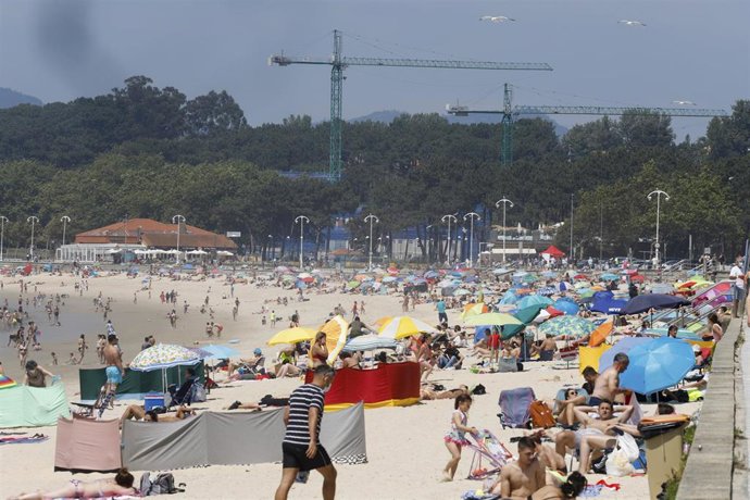 Varias personas se bañan y toman el sol en la playa de Samil, en Vigo, Pontevedra, Galicia (España). Galicia vive un fin de semana con temperaturas de verano y las máximas superarán este domingo los 25 grados en gran parte de la Comunidad.