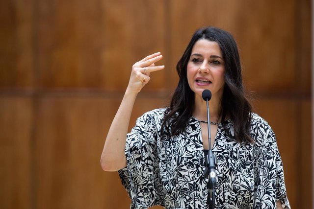 La presidenta de Ciudadanos, Inés Arrimadas, atiende a los medios en Sevilla tras reunirse con la presidenta del Parlamento de Andalucía, Marta Bosquet.