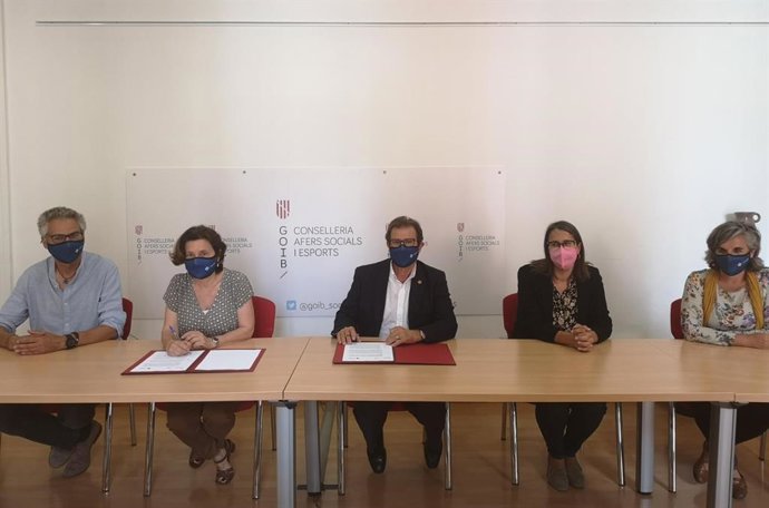 La consellera de Asuntos Sociales y Deportes, Fina Santiago, y el rector de la UIB, Lloren Huguet, en la firma del convenio.