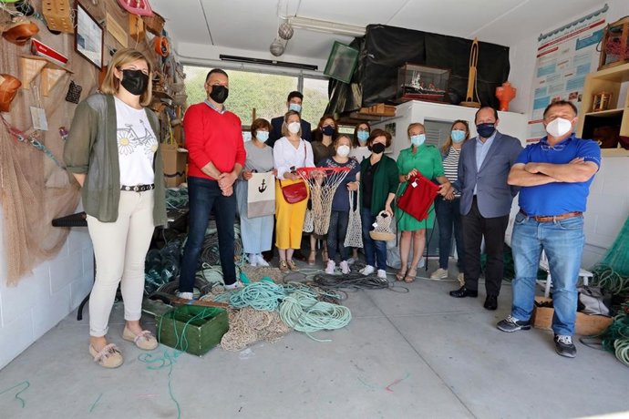 La conselleira de Medio Ambiente, Ángeles Vázquez, posa junto al promotor de la iniciativa 'Ecoballution', Carlos Martínez, y las rederas de Corme