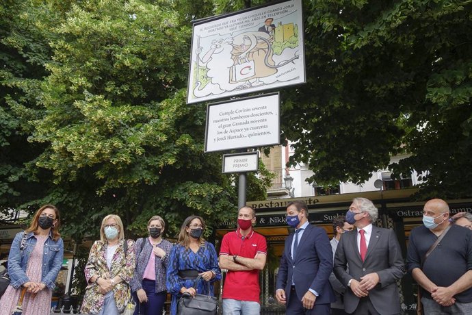 Representantes institucionales junto a la caroca ganadora en la plaza Bib-Rambla