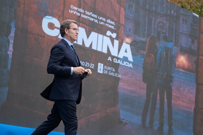 El presidente de la Xunta, Alberto Núñez, frente a un cartel de la campaña turística 'Camiña a Galicia', presentada en Vigo.