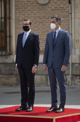 El primer ministro de la República de Polonia, Mateusz Morawiecki (i), y el presidente del Gobierno, Pedro Sánchez, posan frente al Ayuntamiento a su llegada a la XIII Cumbre hispano-polaca, a 31 de mayo de 2021, en Alcalá de Henares, Madrid (España). D
