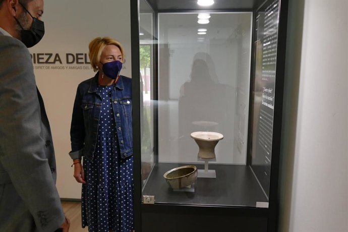 La delegada territorial de Cultura, Eloísa Cabrera, junto a la Pieza del mes del Museo Arqueológico de Almería