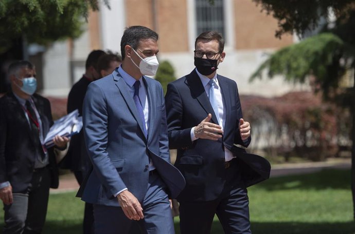 El presidente del Gobierno, Pedro Sánchez (d), saluda al primer ministro de la República de Polonia, Mateusz Morawiecki, en una rueda de prensa en la XIII Cumbre hispano-polaca, a 31 de mayo de 2021, en Alcalá de Henares, Madrid (España)