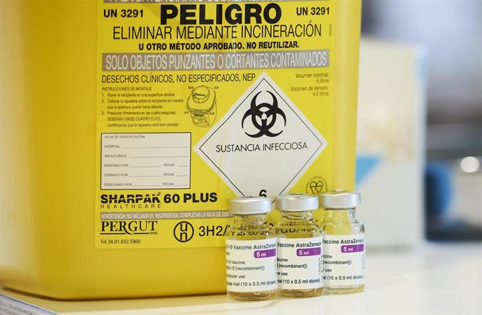 Archivo - Varios viales con la vacuna de AstraZeneca,
