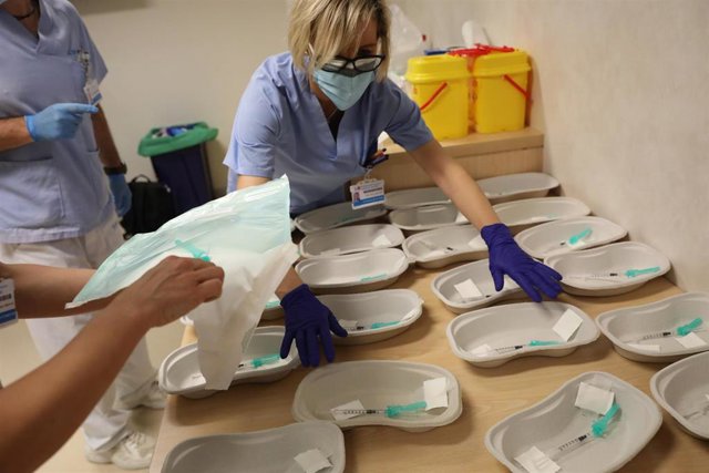 Archivo - Una trabajadora sanitaria prepara las dosis de la de Pfizer-BioNTech contra la Covid-19 