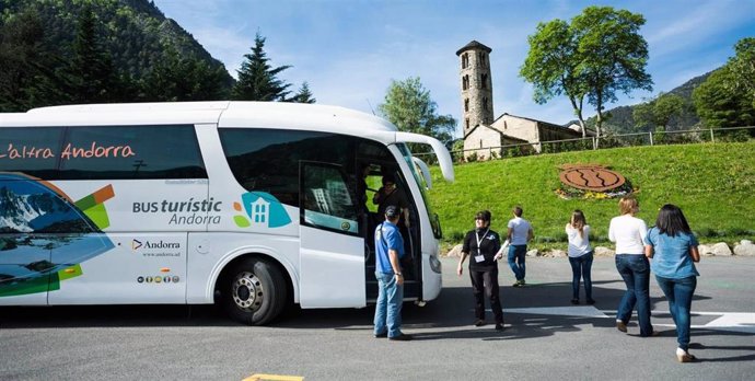 El bus turístico delante la iglesia románica de Santa Coloma, en Andorra