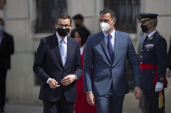 El primer ministro de la República de Polonia, Mateusz Morawiecki (i), recibe al presidente del Gobierno, Pedro Sánchez, a su llegada a la XIII Cumbre hispano-polaca, a 31 de mayo de 2021, en Alcalá de Henares, Madrid (España). Durante esta cumbre, el E