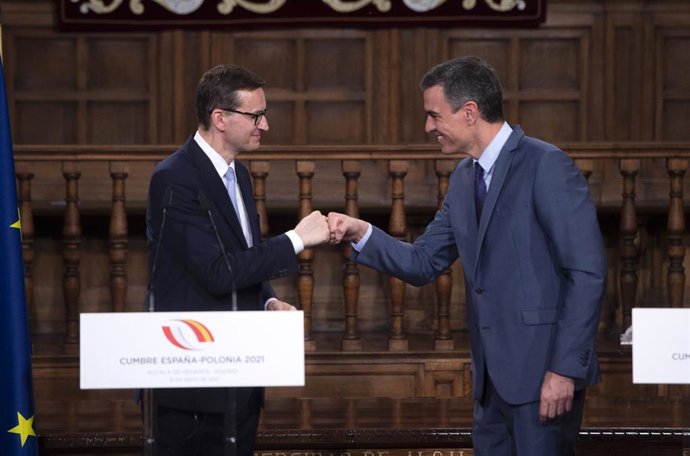 El presidente del Gobierno, Pedro Sánchez, saluda al primer ministro de Polonia, Mateusz Morawiecki, durante la cumbre bilateral en Alcalá de Henares