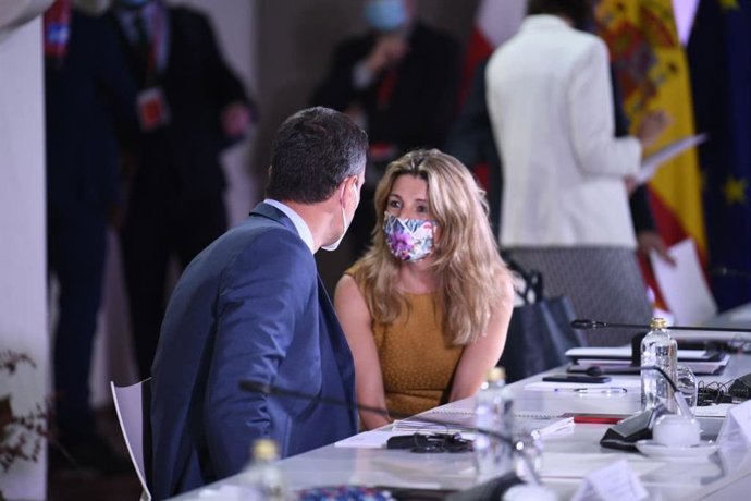 La vicepresidenta tercera del Gobierno y ministra de Trabajo y Economía Social, Yolanda Díaz, y el viceprimer ministro y ministro de Desarrollo Económico, Trabajo y Tecnología de Polonia, Jaroslaw Gowin.