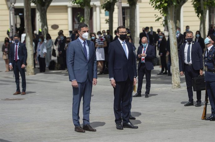 El presidente del Gobierno, Pedro Sánchez (i), y el primer ministro de la República de Polonia, Mateusz Morawiecki, a su llegada a la XIII Cumbre hispano-polaca, a 31 de mayo de 2021, en Alcalá de Henares, Madrid (España). Durante esta cumbre, el Ejecut