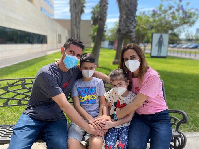 La familia de Sofía feliz tras el trasplante.