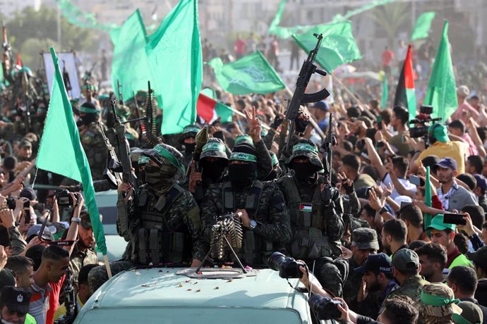 30 May 2021, Palestinian Territories, Beit Lahia: Members of Izz ad-Din al-Qassam Brigades, the military wing of the Palestinian Hamas Islamist movement in the Gaza Strip, take part in an anti-Israel rally. Photo: Ashraf Amra/APA Images via ZUMA Wire/dpa