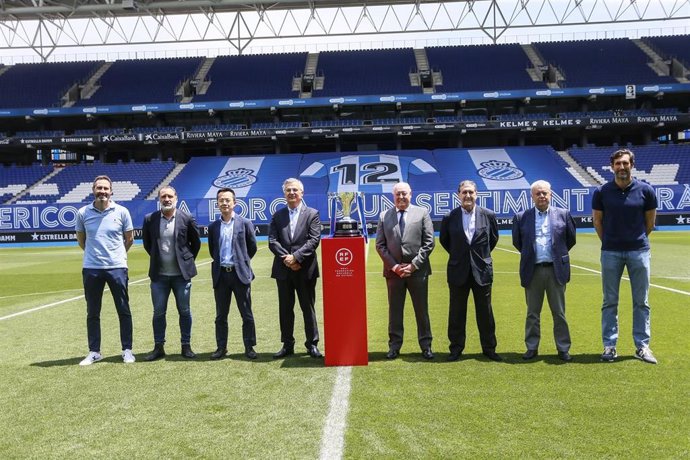 El Espanyol recibe el trofeo de campeón de LaLiga SmartBank.