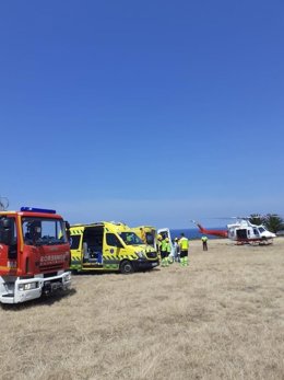 Rescate en helicóptero de un senderista en la cala de La Puntilla, en Castro Urdiales