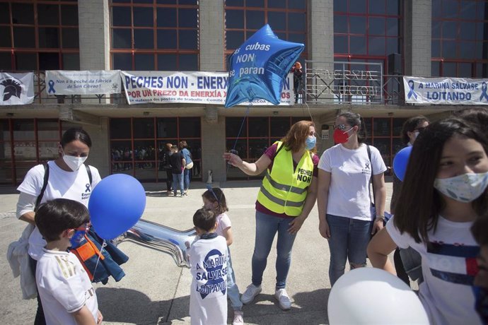 Varios niños acuden a una concentración en conmemoración del año de lucha por la planta de aluminio y los puestos de trabajo de Alcoa San Cervo