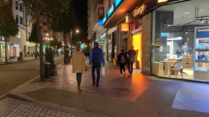 Archivo - Calle Uría de Oviedo durante el cierre de la actividad no esencial por el coronavirus