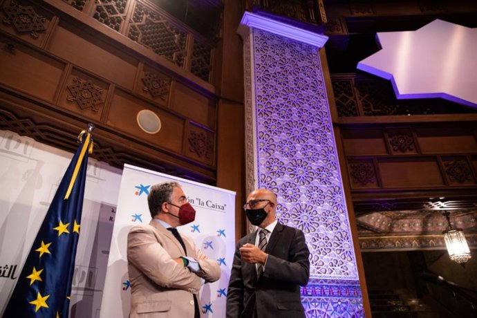 El consejero de la Presidencia, Administración Pública e Interior de la Junta de Andalucía, Elías Bendodo, y el director corporativo de Territorio y Centros de la Fundación La Caixa, Rafael Chueca, presentan balance de los seis años de colaboración.