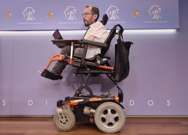 El portavoz de Unidas Podemos en el Congreso, Pablo Echenique, a su llegada a una rueda de prensa anterior a una Junta de Portavoces, a 25 de mayo de 2021, en el Congreso de los Diputados, Madrid, (España).