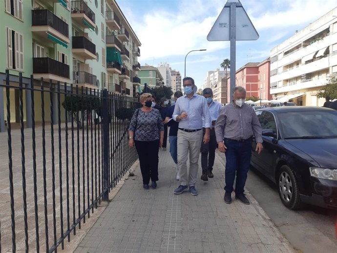 El alcalde de Palma, José Hila, durante una visita al Nou Llevant.