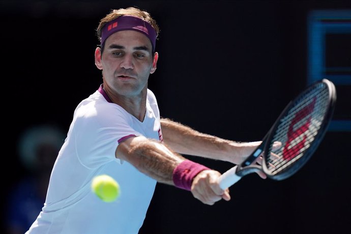 Archivo - Roger Federer of Switzerland plays a return shot during his fifth round match against Tennys Sandgren of the USA on day nine of the Australian Open tennis tournament at Rod Laver Arena in Melbourne, Tuesday, January 28, 2020. (AAP Image/Michae