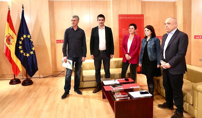 Archivo - Las portavoces del PSOE y de EH Bildu en el Congreso, Mertxe Aizpurua y Adriana Lastra, en una reunión en diciembre de 2019 para hablar de la investidura de Pedro Sánchez como presidente del Gobierno.