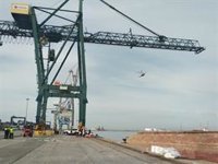 Suspenden la búsqueda del estibador desaparecido en el Puerto de Castelló, sin éxito, que se retomará este martes