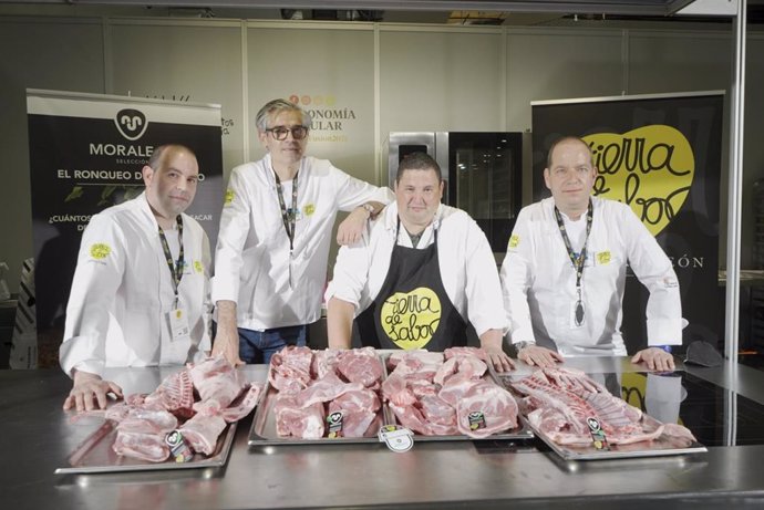 Chefs participatens en el taller 'El ronqueo del cordero' en Madrid Fusión.