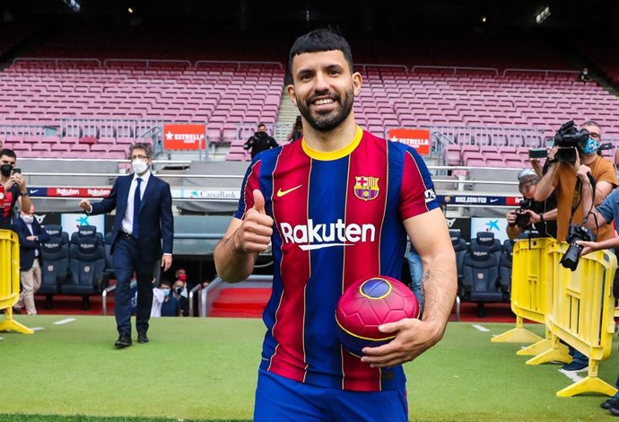 El nuevo jugador del FC Barcelona Sergio 'Kun' Agüero en su presentación como blaugrana, en el césped del Camp Nou