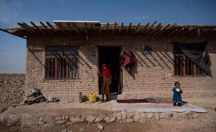 Archivo - Dos niñas en una casa en Afganistán
