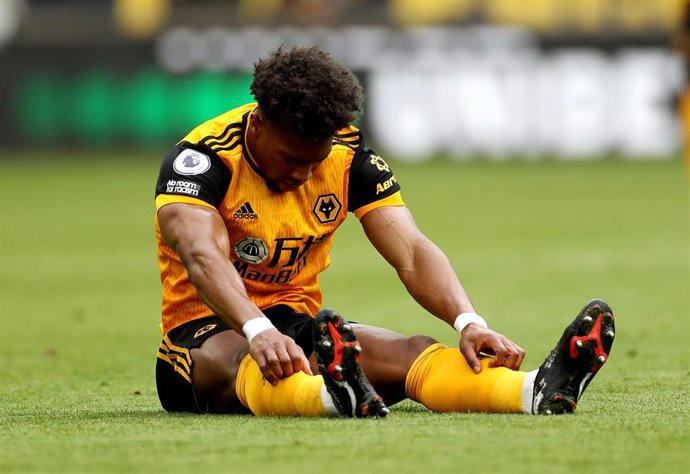 Adama Traoré en el suelo lesionado en el Wolverhampton-Manchester United de la Premier League 2020-2021