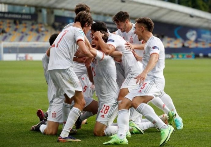 Los jugadores de la selección española Sub-21 celebran el gol de Javi Puado