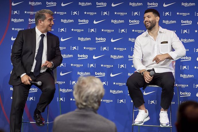 31 May 2021, Spain, Barcelona: Barcelona's new player Sergio Aguero (R) and Barcelona's president Joan Laporta attend a press conference during the official presentation of Aguero's as a new player of the team following his departure from Manchester Cit