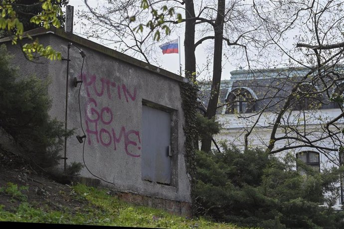 Archivo - Pintada contra Putin cerca de la Embajada rusa en Praga