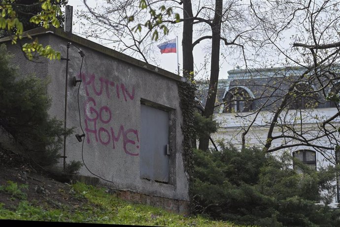 Archivo - 22 April 2021, Czech Republic, Prague: The Russian flag waves on top of the Russian embassy in Prague near a construction with graffiti ready "Putin, Go Home". Photo: Kamaryt Michal/CTK/dpa