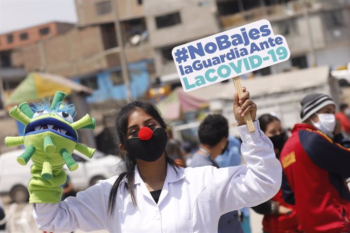 Archivo - Una trabajadora sanitaria en una manifestación en Perú durante la crisis del coronavirus
