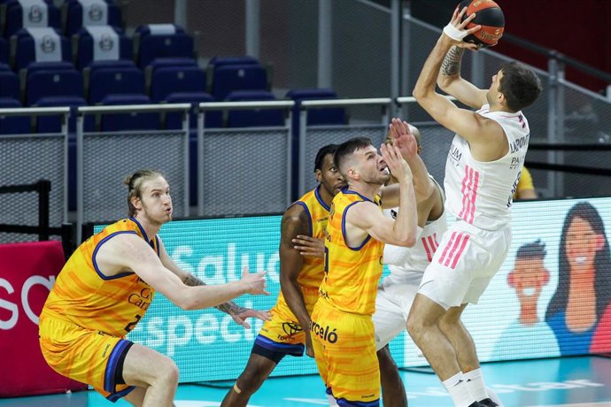 Nicolas Laprovittola lanza a canasta durante el Real Madrid - Herbalife Gran Canaria del 'playoff' de cuartos de la Liga Endesa 2020-2021