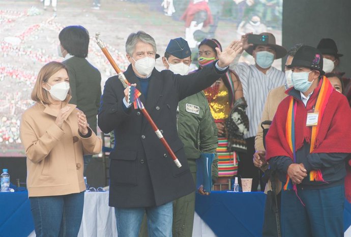 26 May 2021, Ecuador, Tungurahua: Guillermo Lasso (C), the new president of Ecuador, stands on a stage and waves to supporters during a symbolic inauguration ceremony. Indigenous people of the country gathered for the ritual ceremony. Photo: Juan Diego 