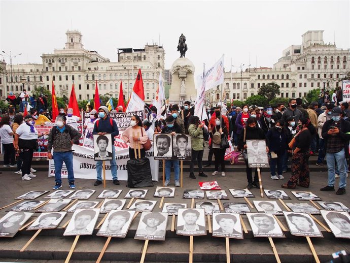 Cientos de personas se manifiestan contra Keiko Fujimori