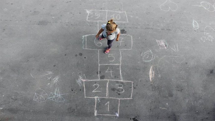 Archivo - Niño jugando en la calle