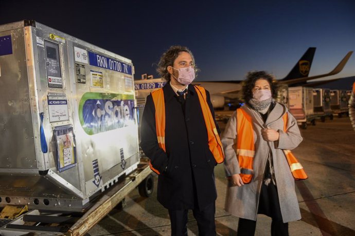 HANDOUT - 31 May 2021, Argentina, Buenos Aires: Santiago Cafiero (L), chief of staff of the Argentine government, and Carla Vizzotti, Argentina's minister of health, receive a new shipment of vaccines from the manufacturer AstraZeneca. Photo: ---/Presid