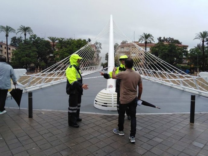 Archivo - Policía corta el Puente peatonal Jorge Manrique por la crecida del río Segura #DANAMURCIA, tormentas, lluvias