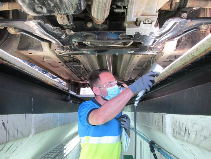 Revisión de un coche en una ITV.