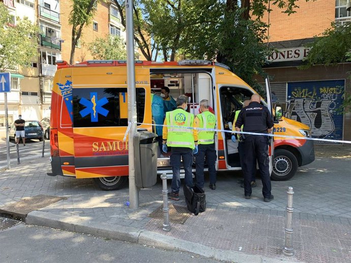 Sanitarios del Samur y un agente de la Policía Nacional atienden un apuñalamiento en Villaverde