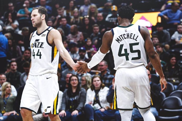 Bogdanovic y Mitchell celebran la victoria de Utah Jazz