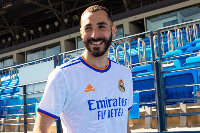 Karim Benzema posa con la nueva camiseta del Real Madrid para la temporada 2020-2021