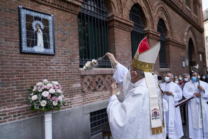 El Arzobispo de Madrid, Carlos Osoro, preside una eucaristía previa a la inauguración del mosaico dedicado a la Virgen de la Paloma, en la parroquia de La Paloma.